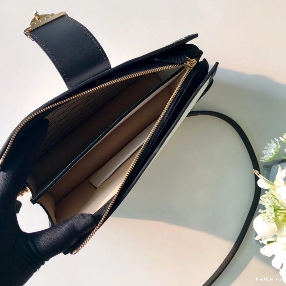 First bag ru Louis Vuitton CHANELUTCH TRUNK 0805